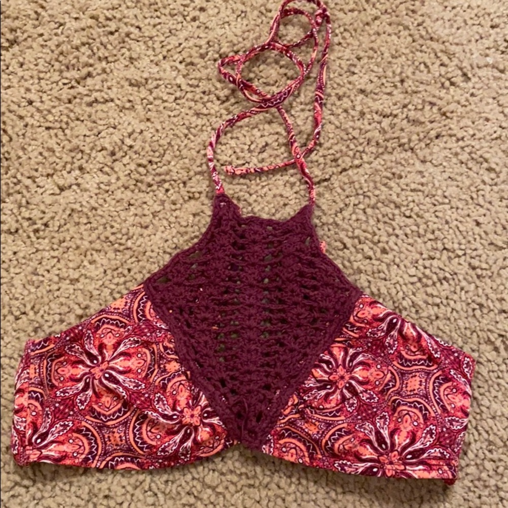 Super cute swimsuit top Size: SMALL with Pads